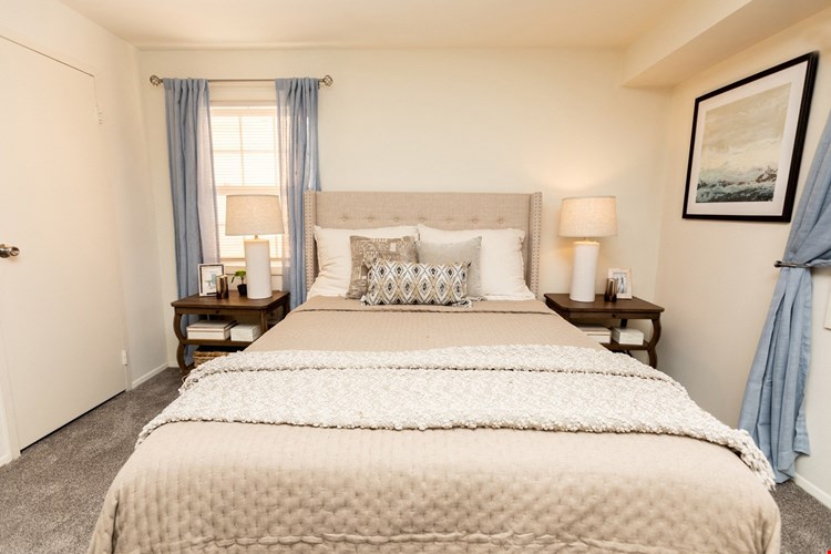 Traditional bedroom at Seminary Roundtop Apartments in Lutherville-Timonium