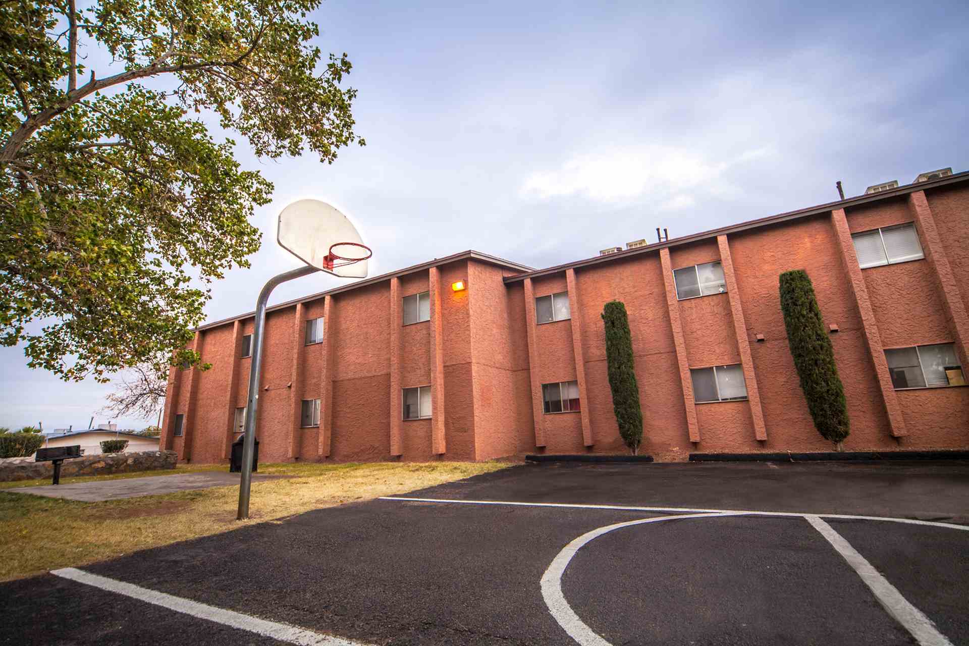 Sand Pebble Apartments Image 2