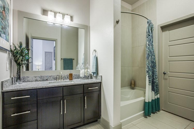 Yorktown Luxury Apartments Image 20