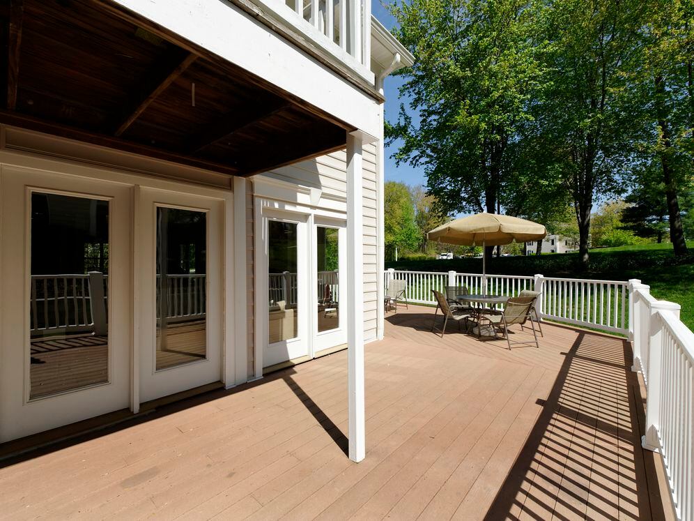Resident lounge patio with dining area with seating