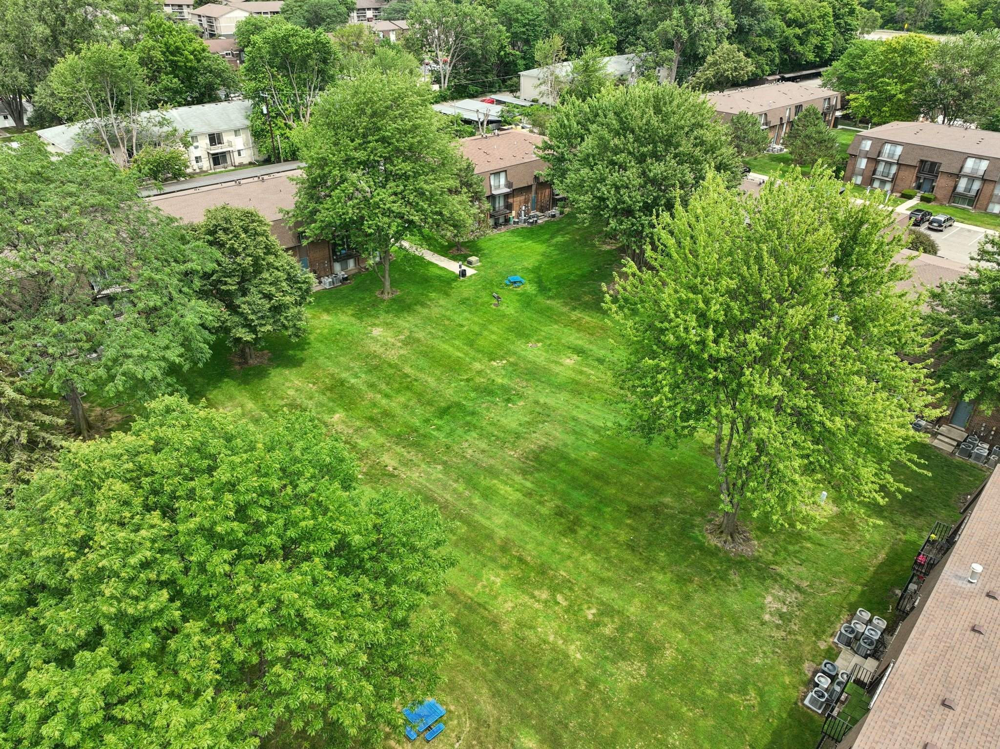 Expansive green space at Drawbridge Apartments in Harrison Township, MI.