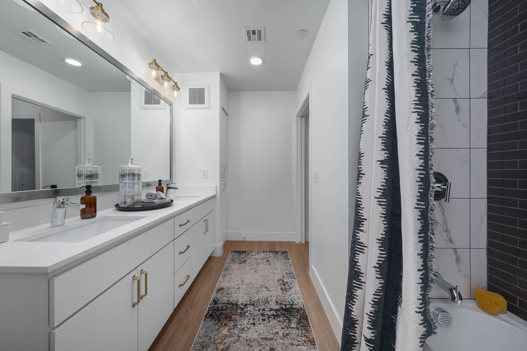 Aura Uptown Image 9
