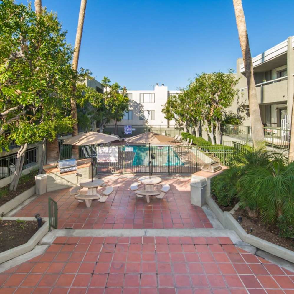 Encino Crest Apartments Image 2