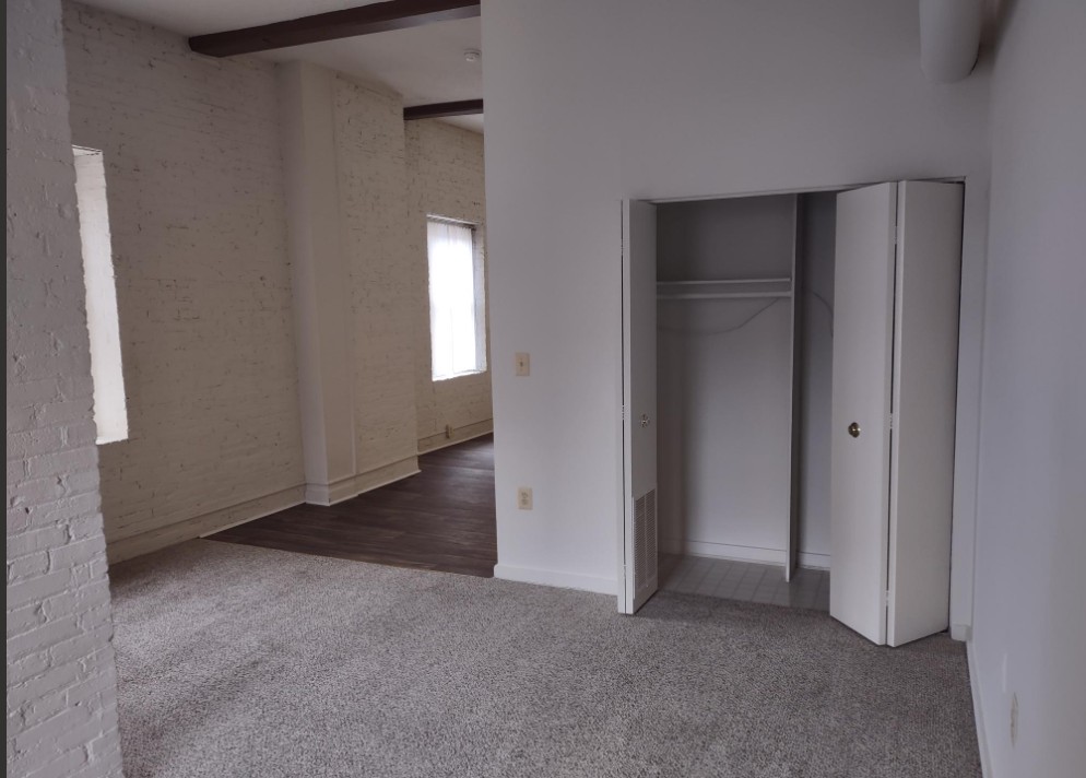 Marlboro Classic Apt & Redwood Square Image 151