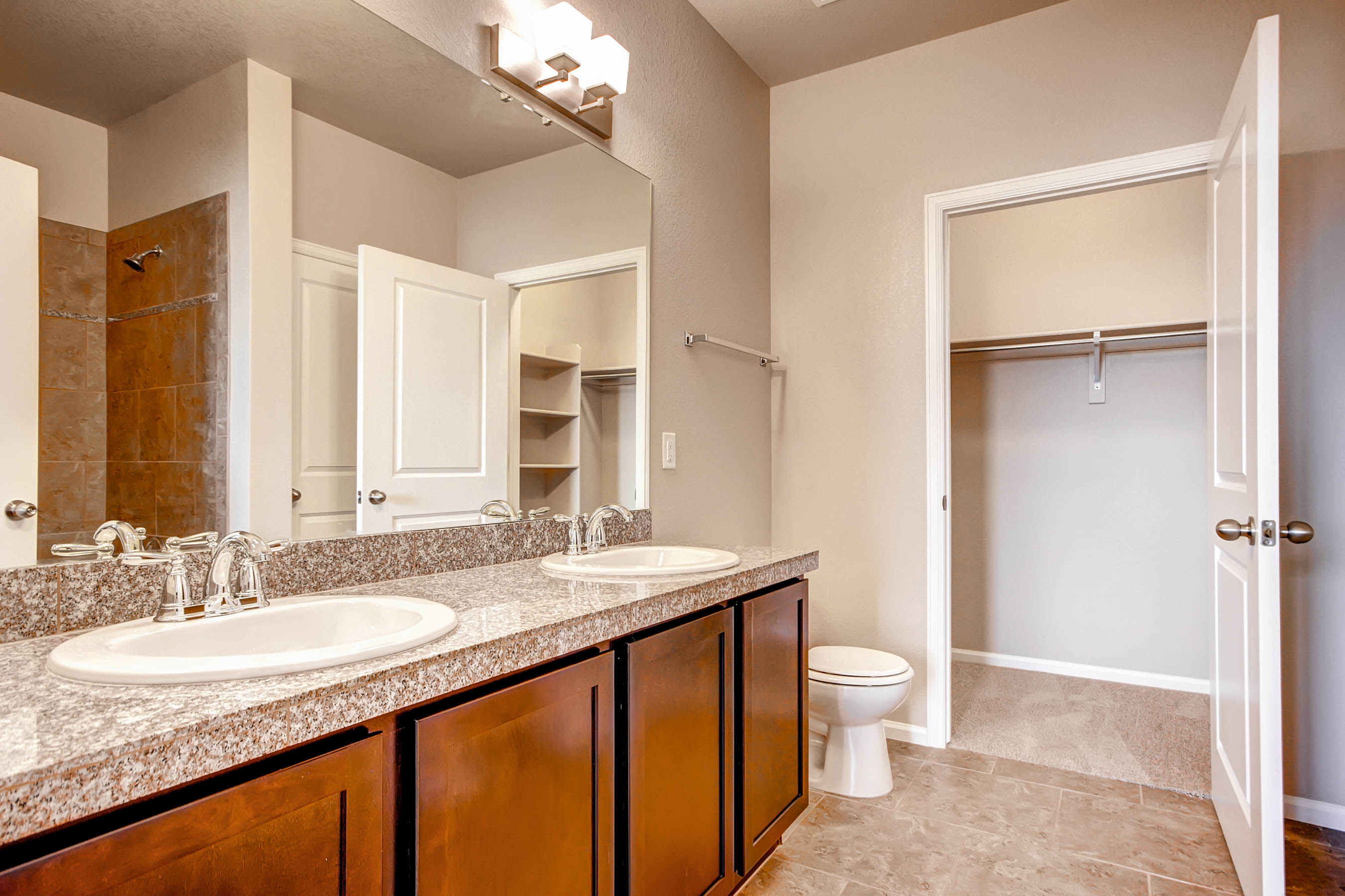 Maple Leaf Apartments Image 4