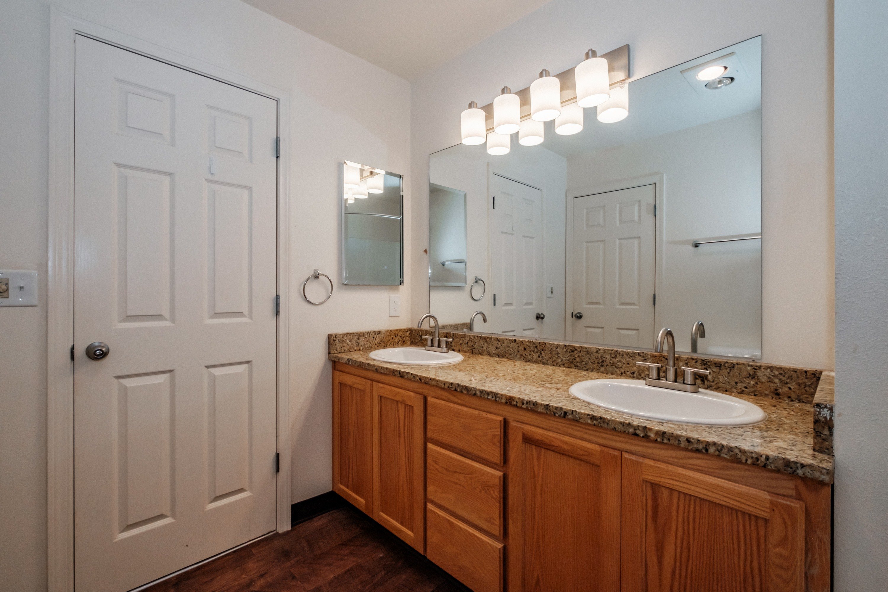 Brentwood Estates | Upstairs Bath