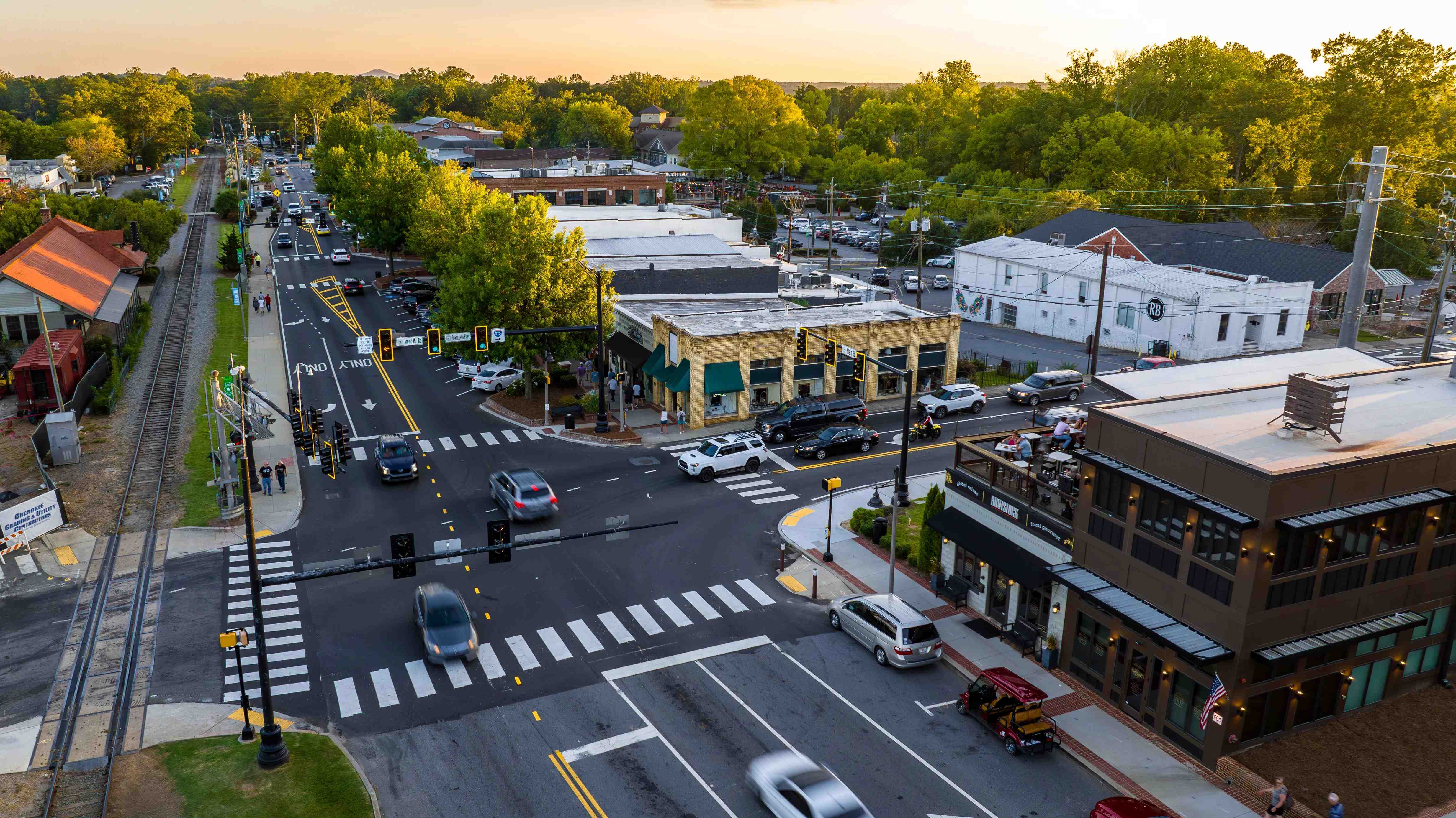xperience the buzz! The Everlee is a heartbeat away from Woodstock's lively entertainment, cultural charm, and bustling shops.