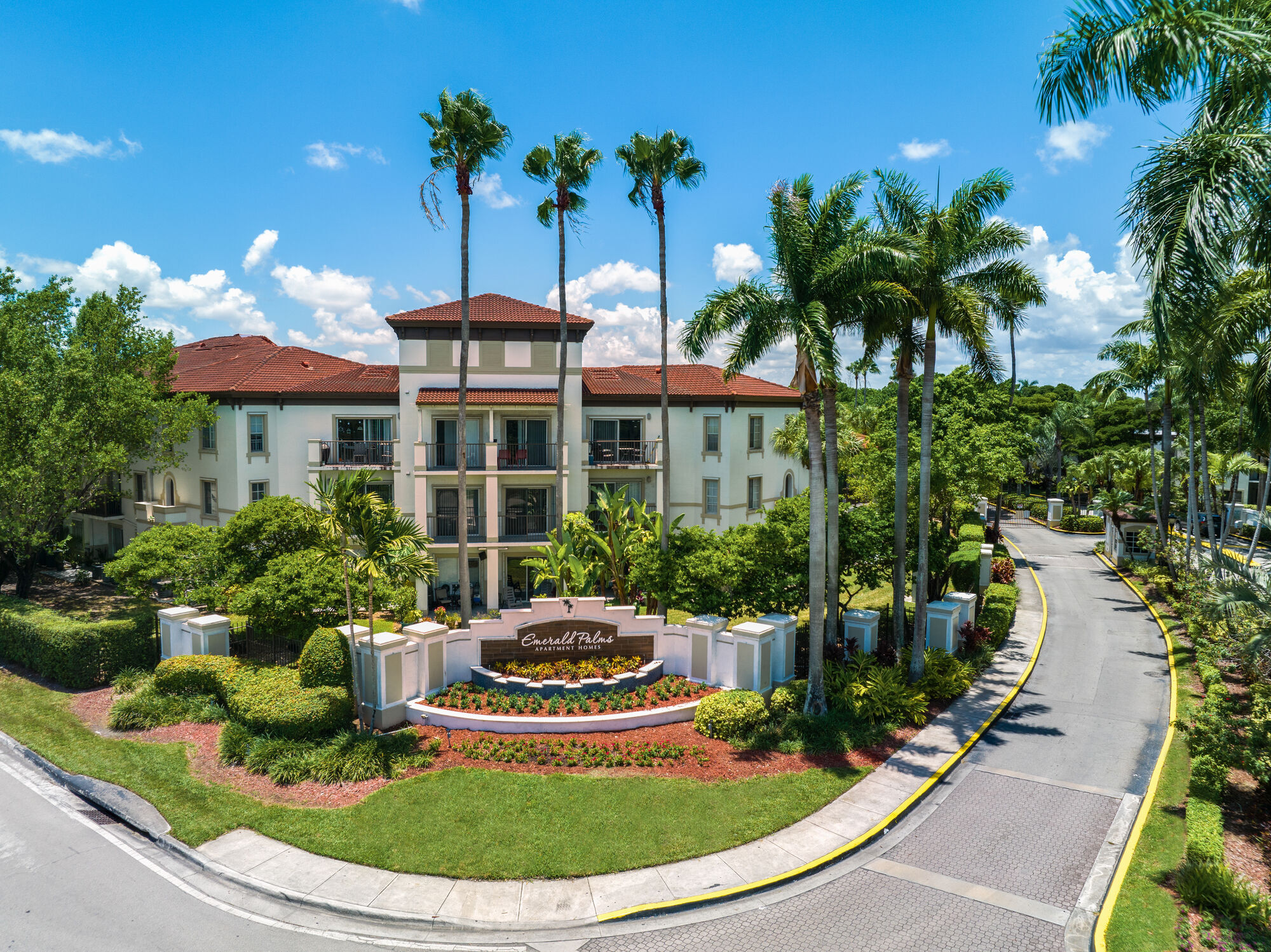 Emerald Palms Apartment Image 1