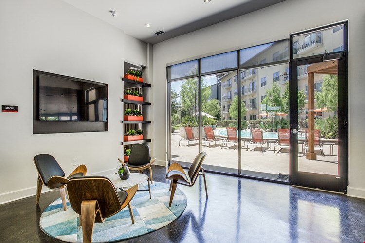 Yorktown Luxury Apartments Image 10