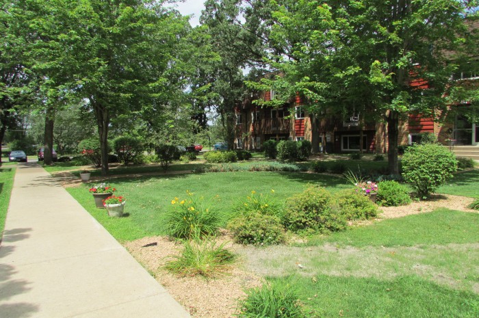 Royal Oaks Apartments Image 4