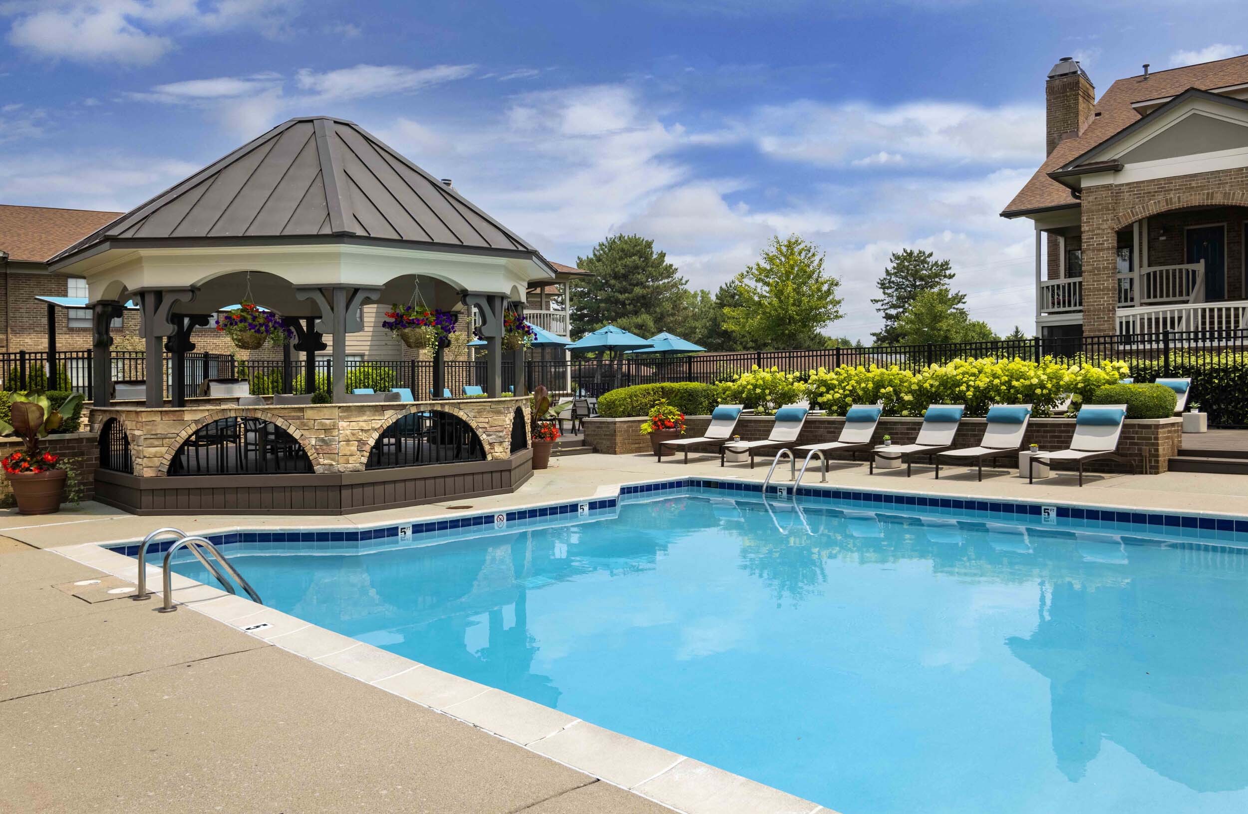 Willow Lake Apartments and Townhomes Image 5