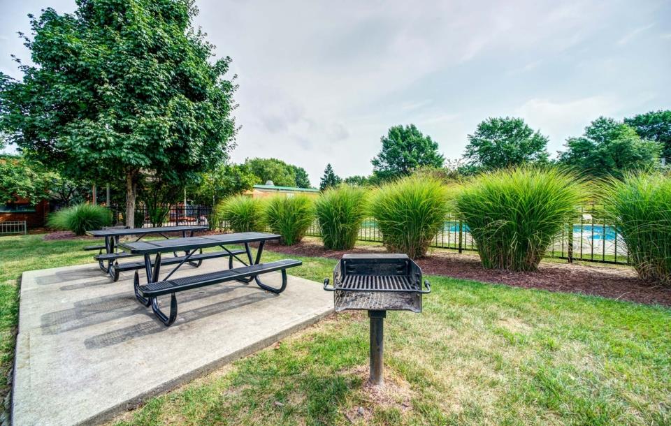 Courtyard Apartments Image 10