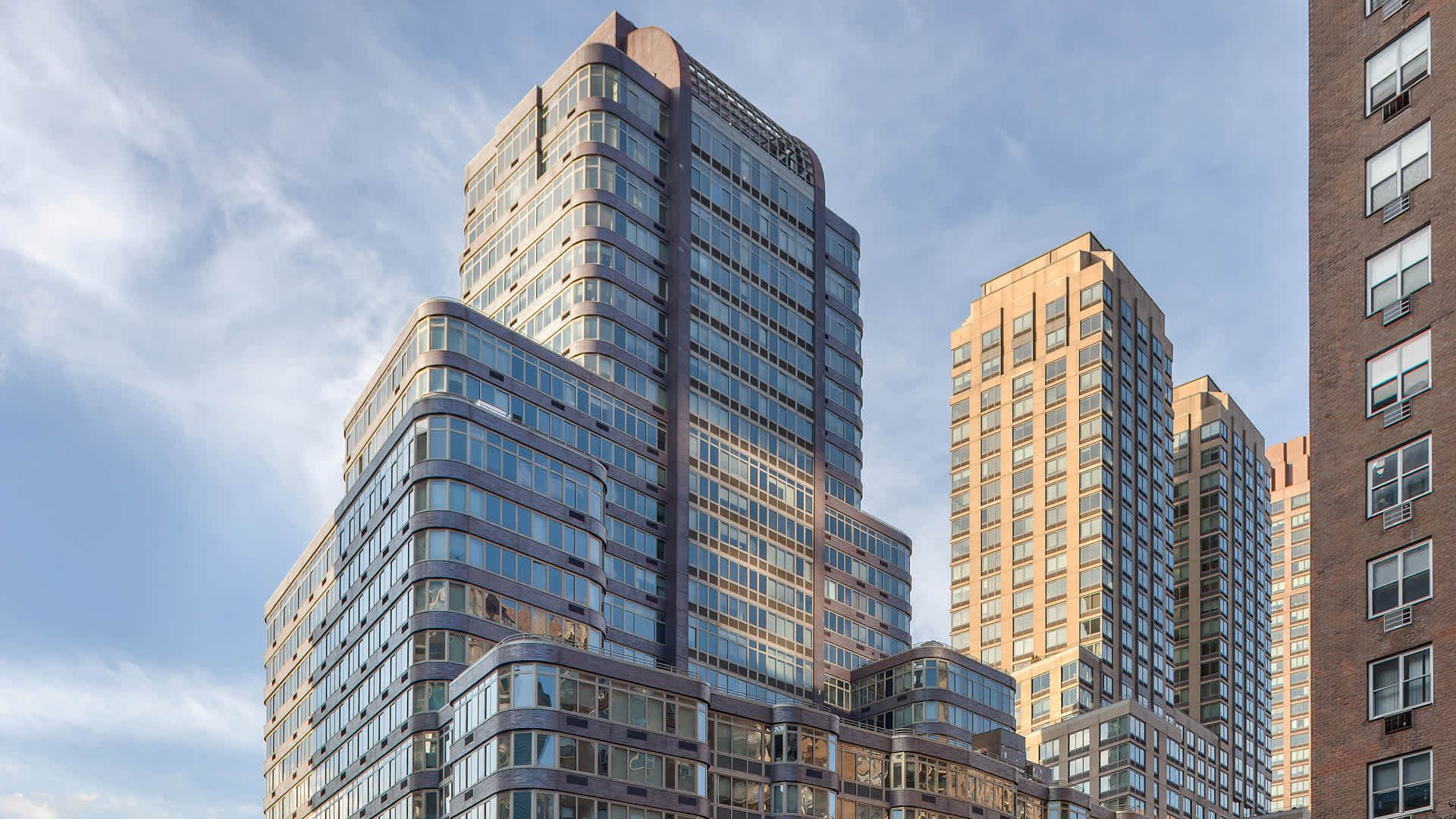 140 Riverside Boulevard Image 2