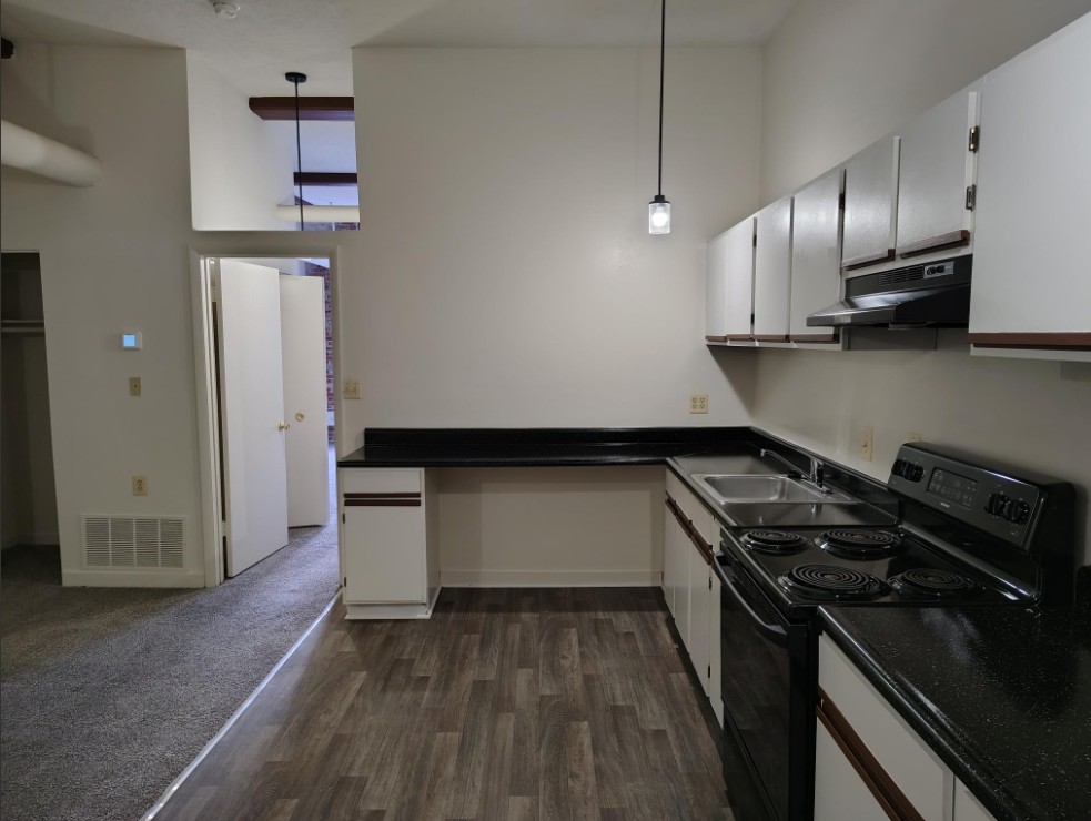 Marlboro Classic Apt & Redwood Square Image 66