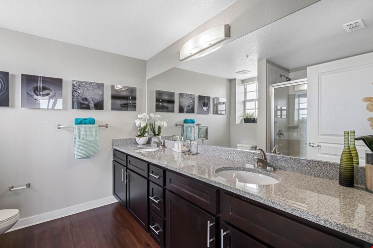 Axis Wellington Green Image 10