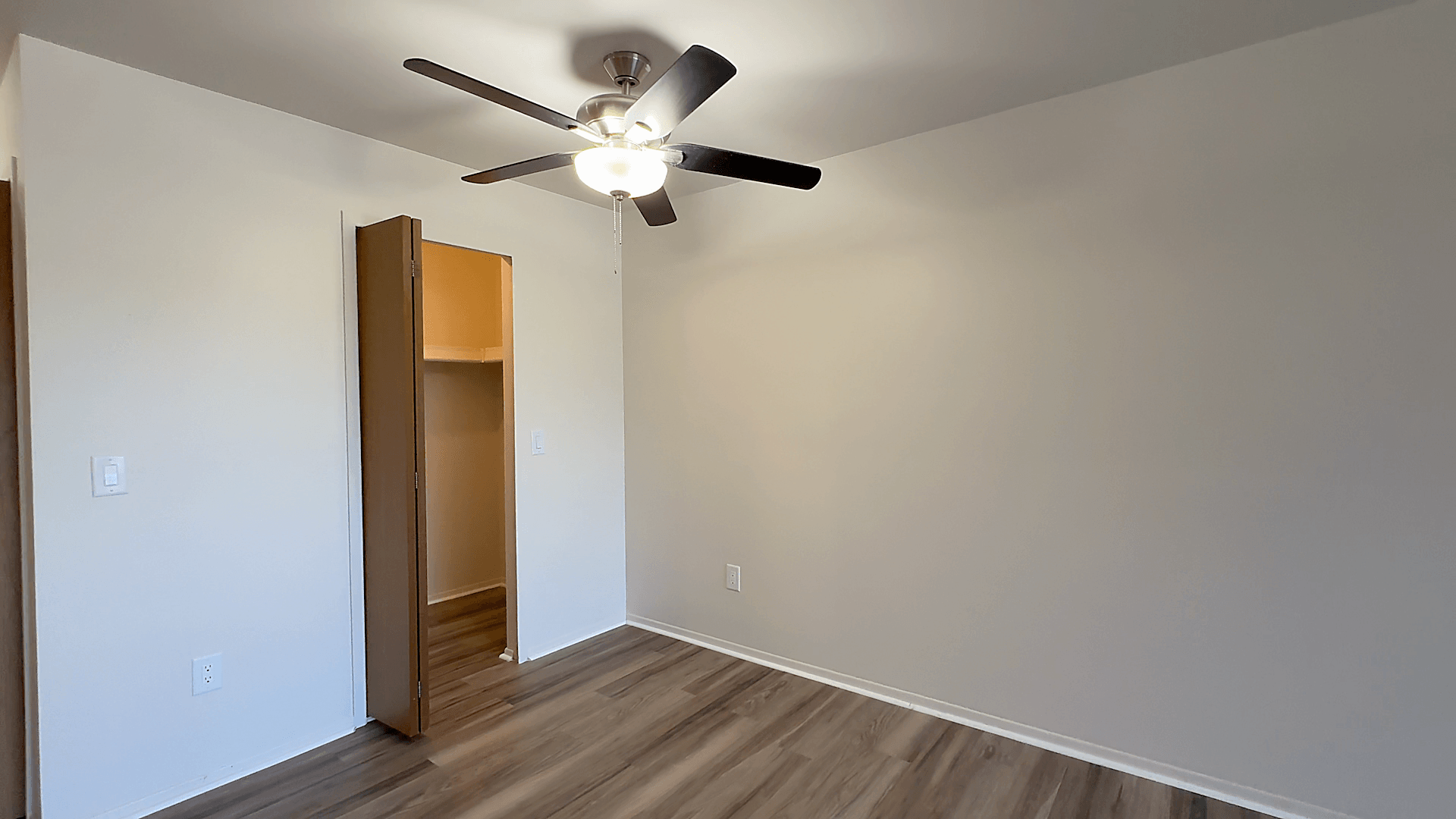 Lakeside Village Apartments Image 184