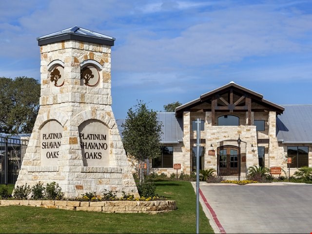 Platinum Shavano Oaks Apartments Image 1