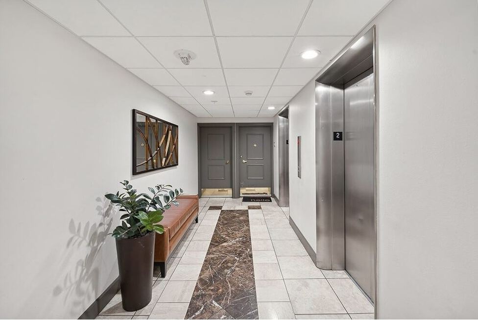 735 St. Clair Image 11