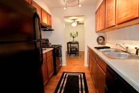 Parkwood Pointe Apartments Image 2