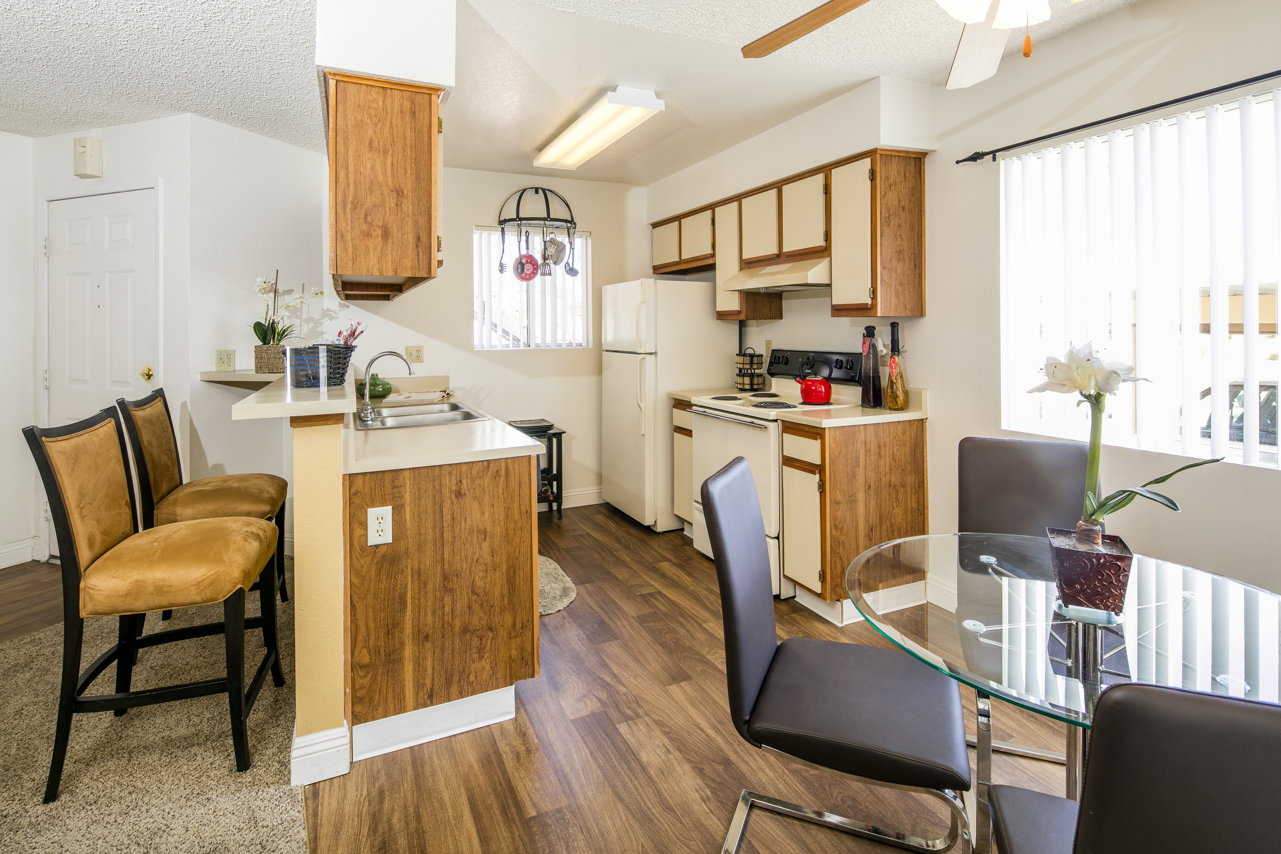 Kitchen & Dining Area