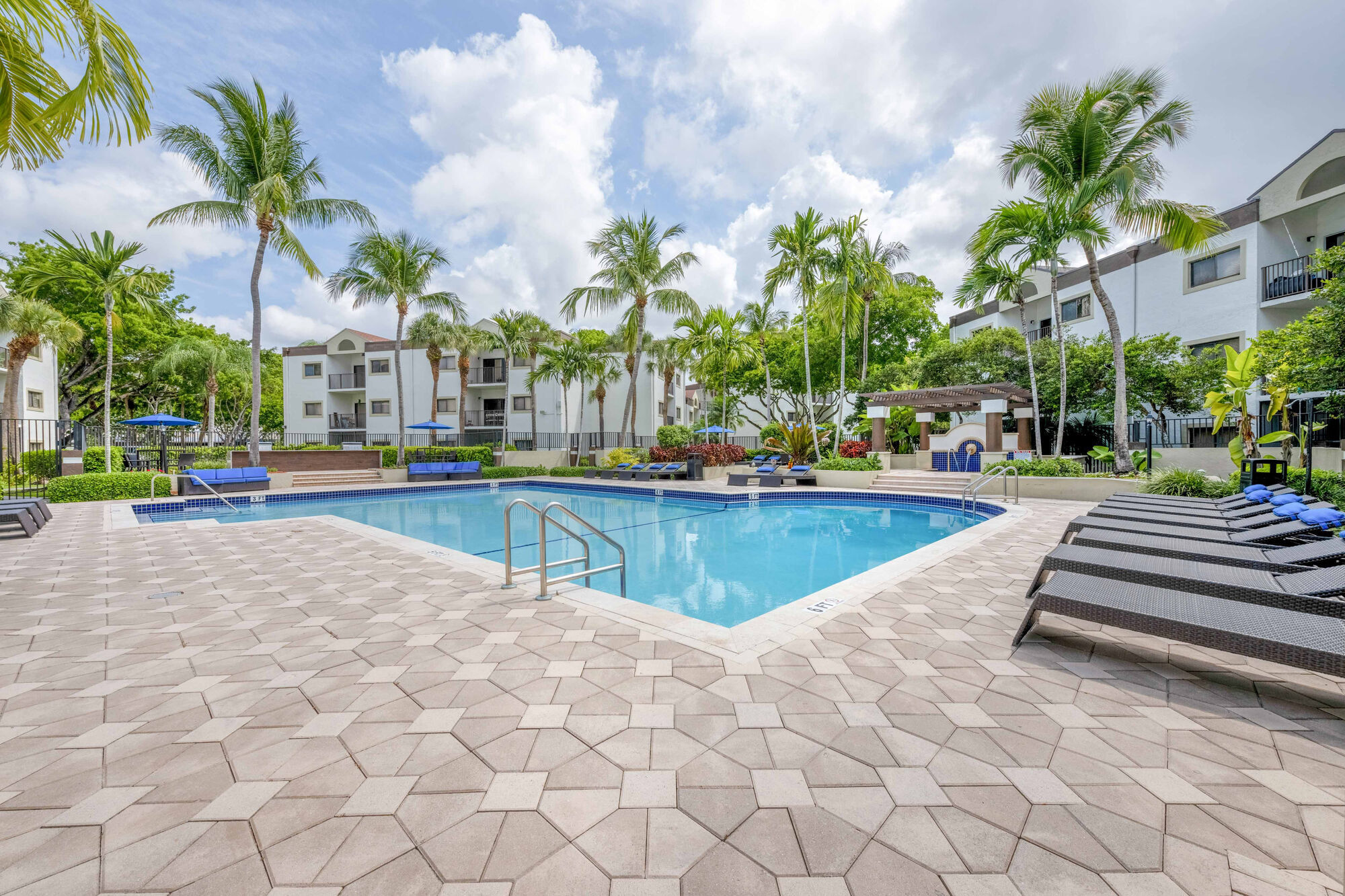 Emerald Palms Apartment Image 3