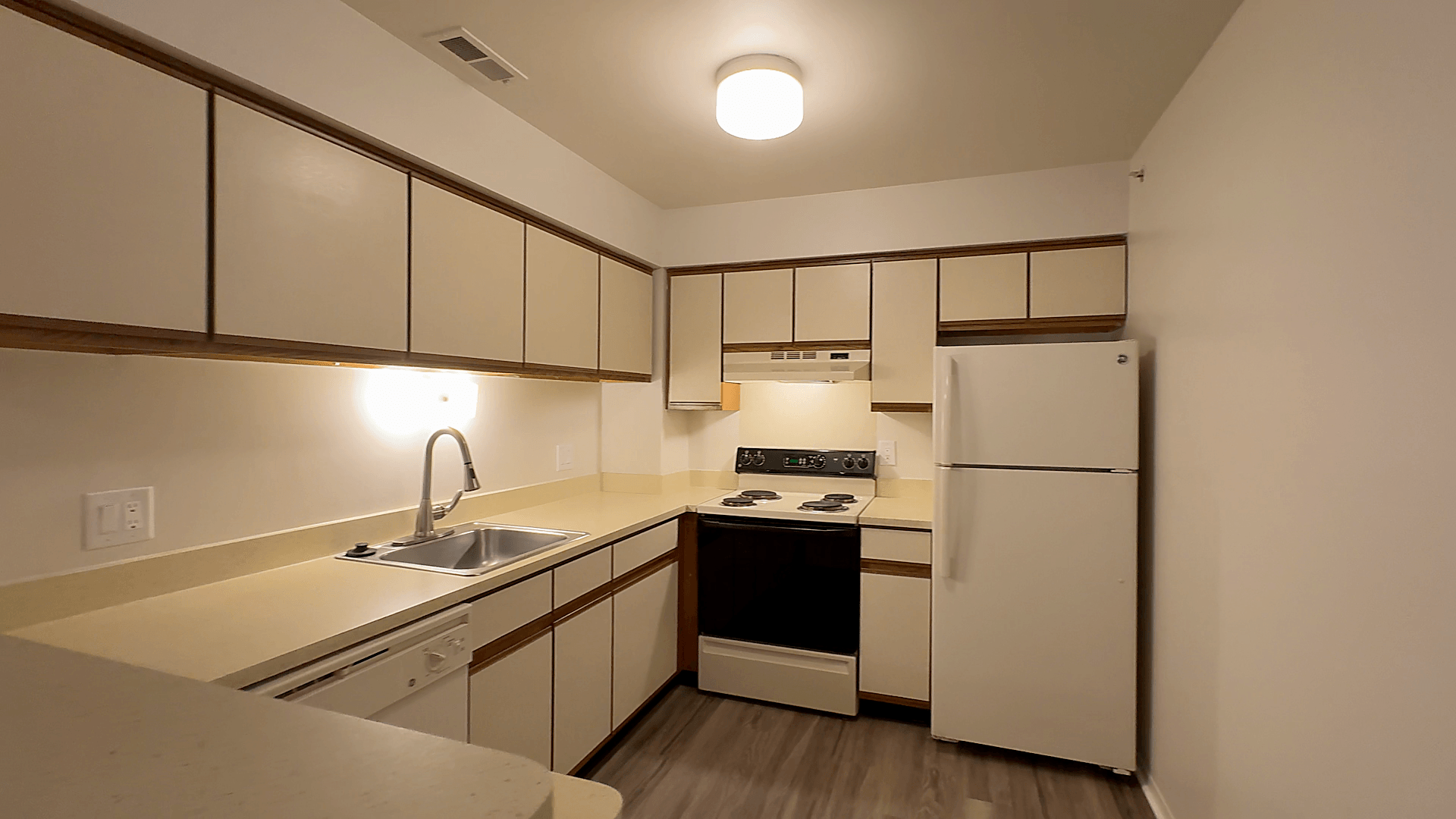 Lakeside Village Apartments Image 117