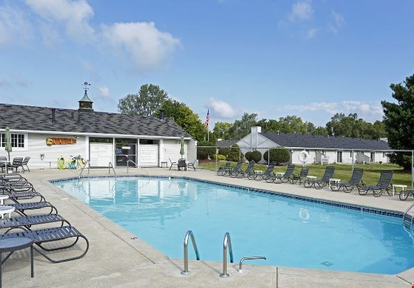 Lake Forest Apartments Image 3