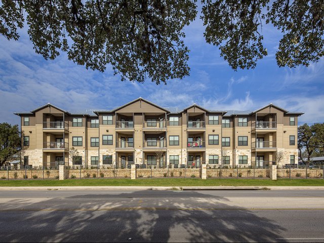 Platinum Shavano Oaks Apartments Image 16