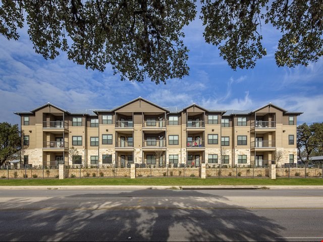 Platinum Shavano Oaks Apartments Image 16