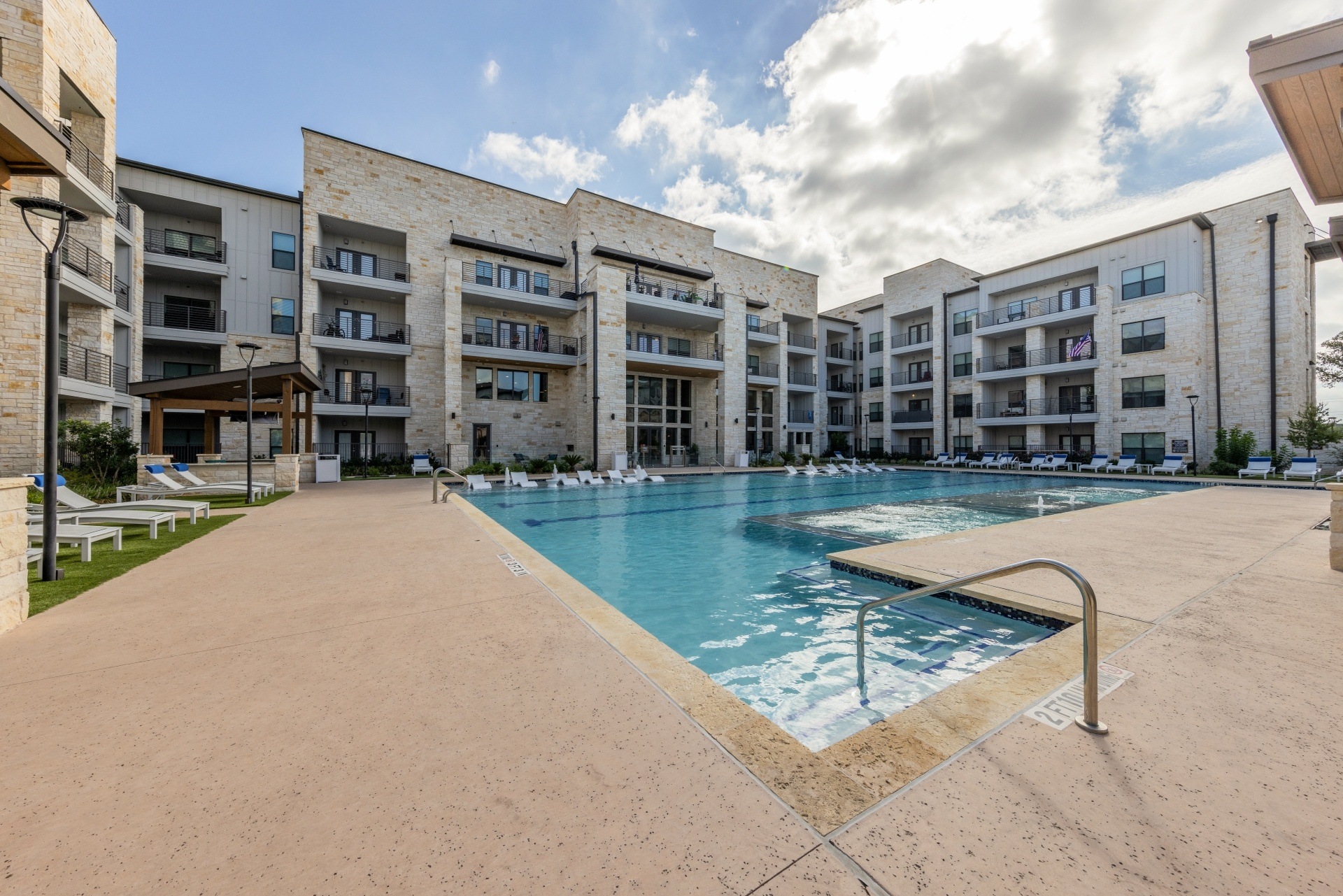 Lenox SoCo Image 26