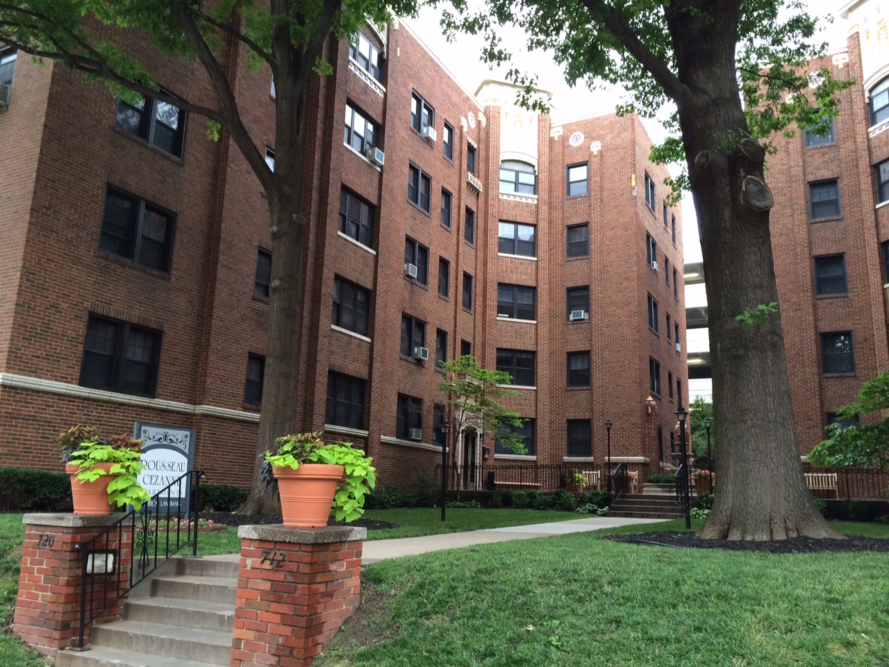 Plaza Apartment Center Image 15