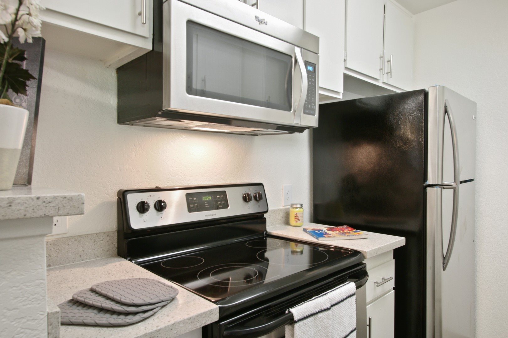 Zelzah Court Apartments Image 40