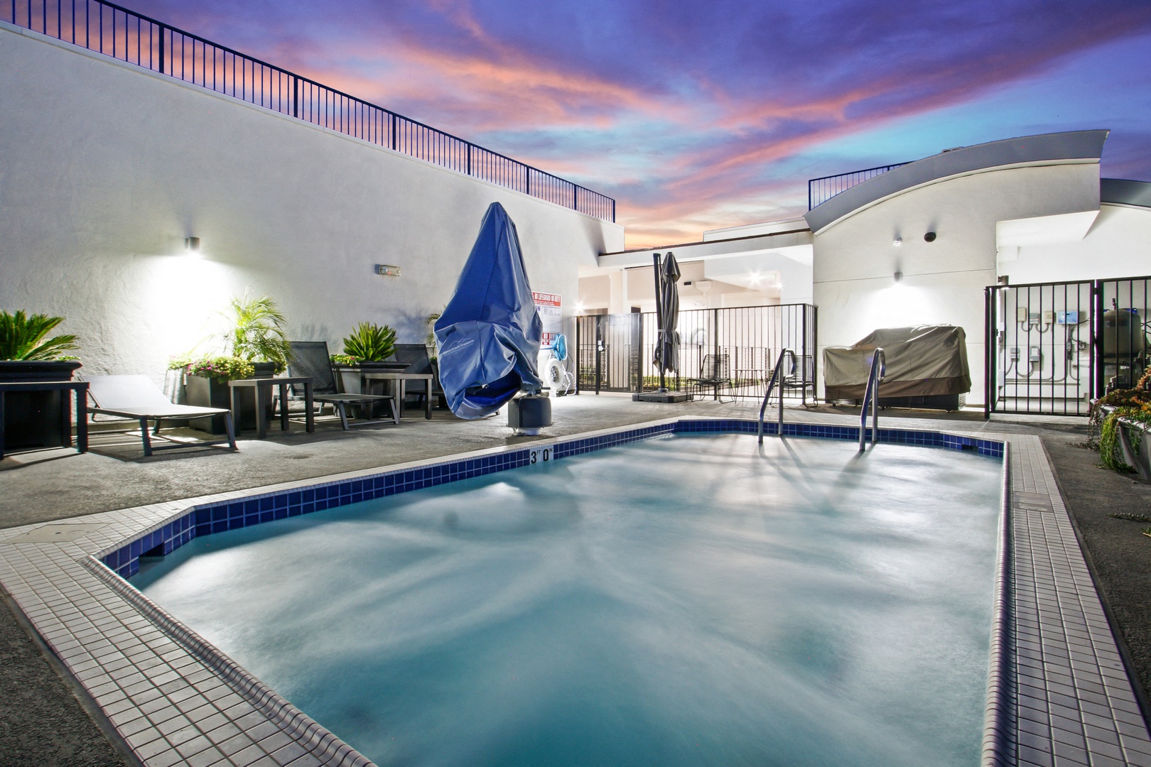 Relaxing rooftop pool