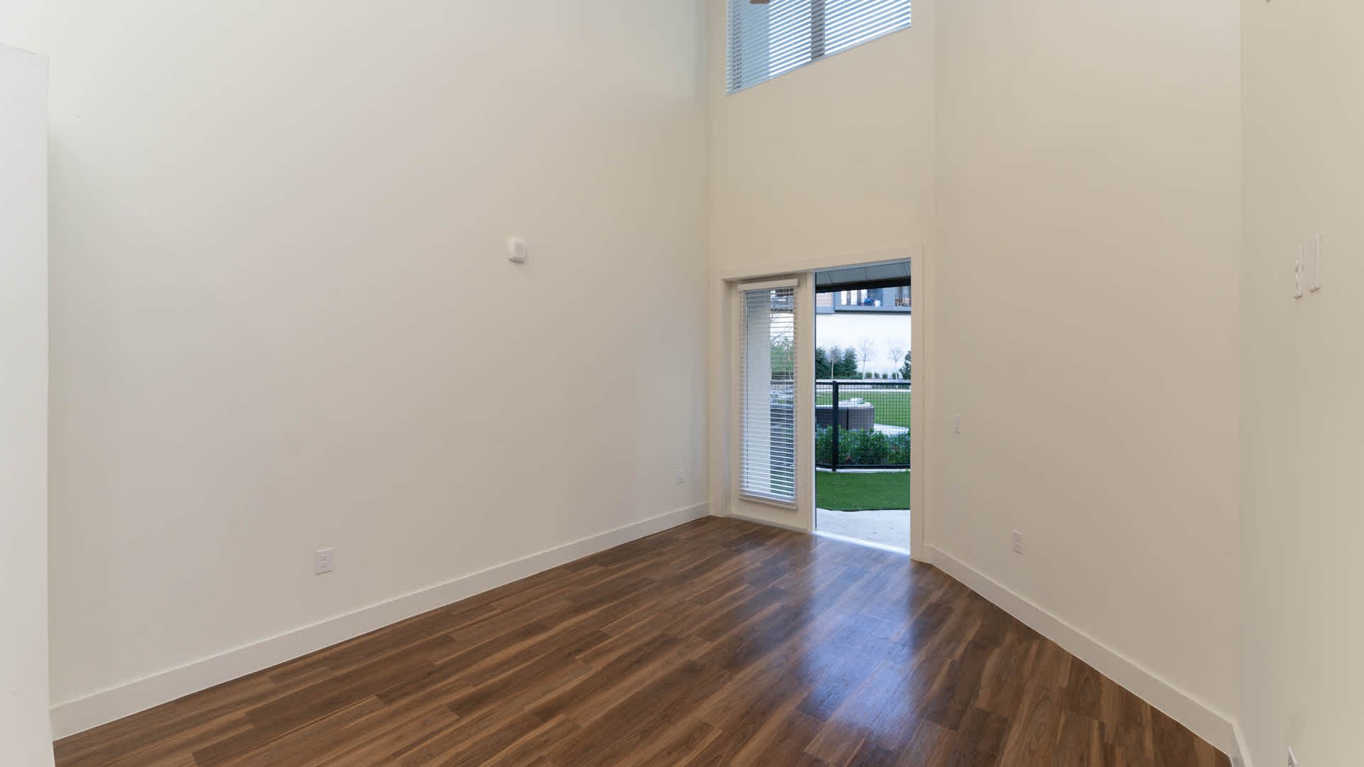 Olivian at the Realm Image 20