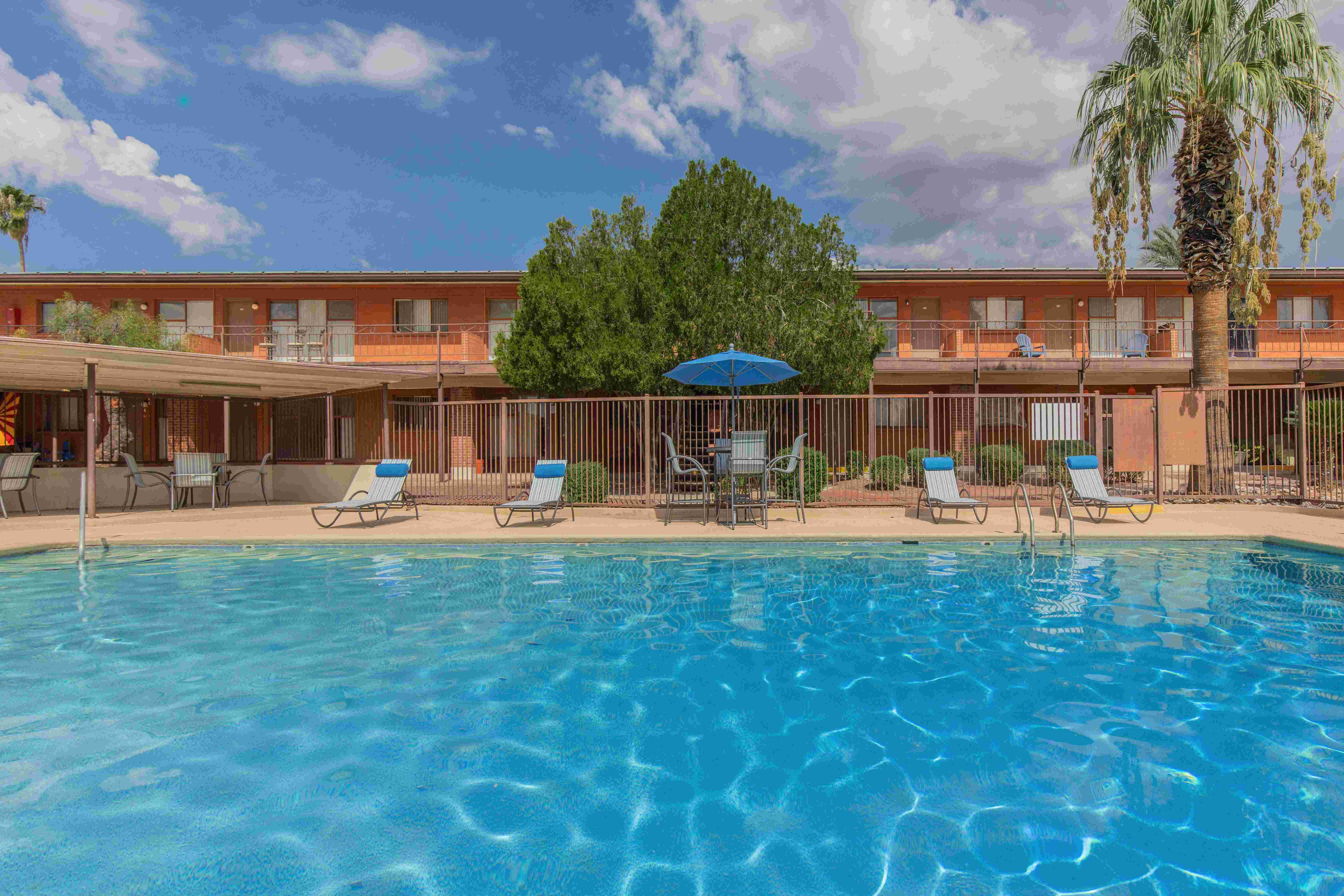 Country Club Apartments Image 1