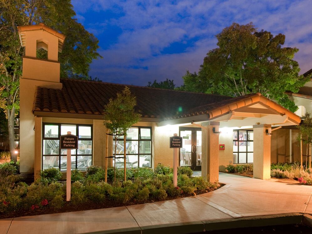 Exterior Leasing Center