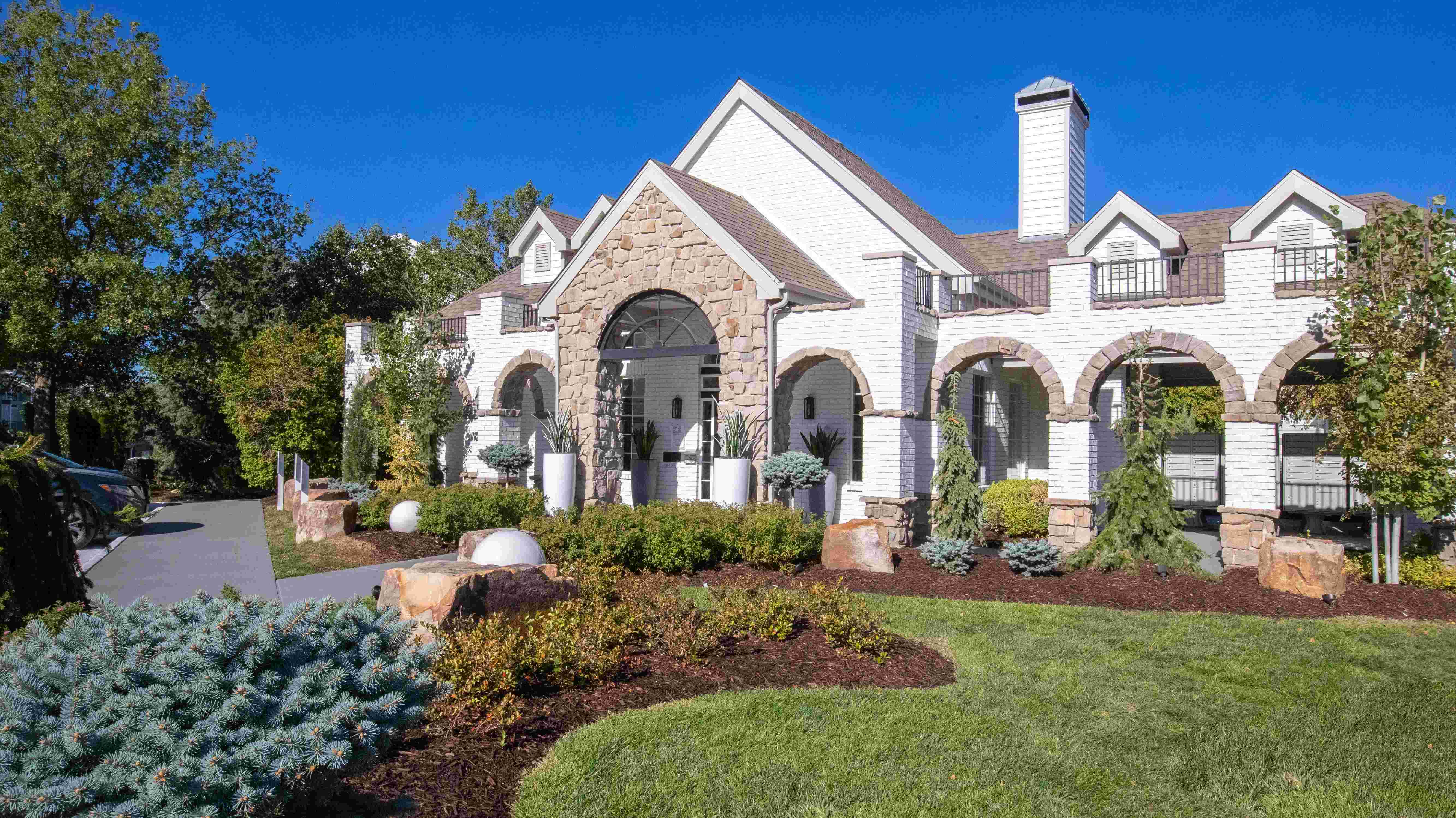 Come by to join us for a cup of complimentary coffee or simply to say hello. Our welcoming space is the perfect introduction to the serenity and elegance that awaits you at Adley @ 72nd.