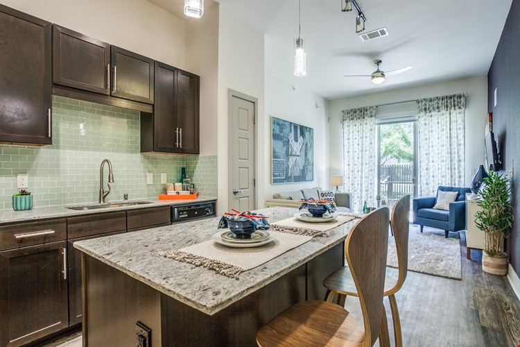 Yorktown Luxury Apartments Image 17