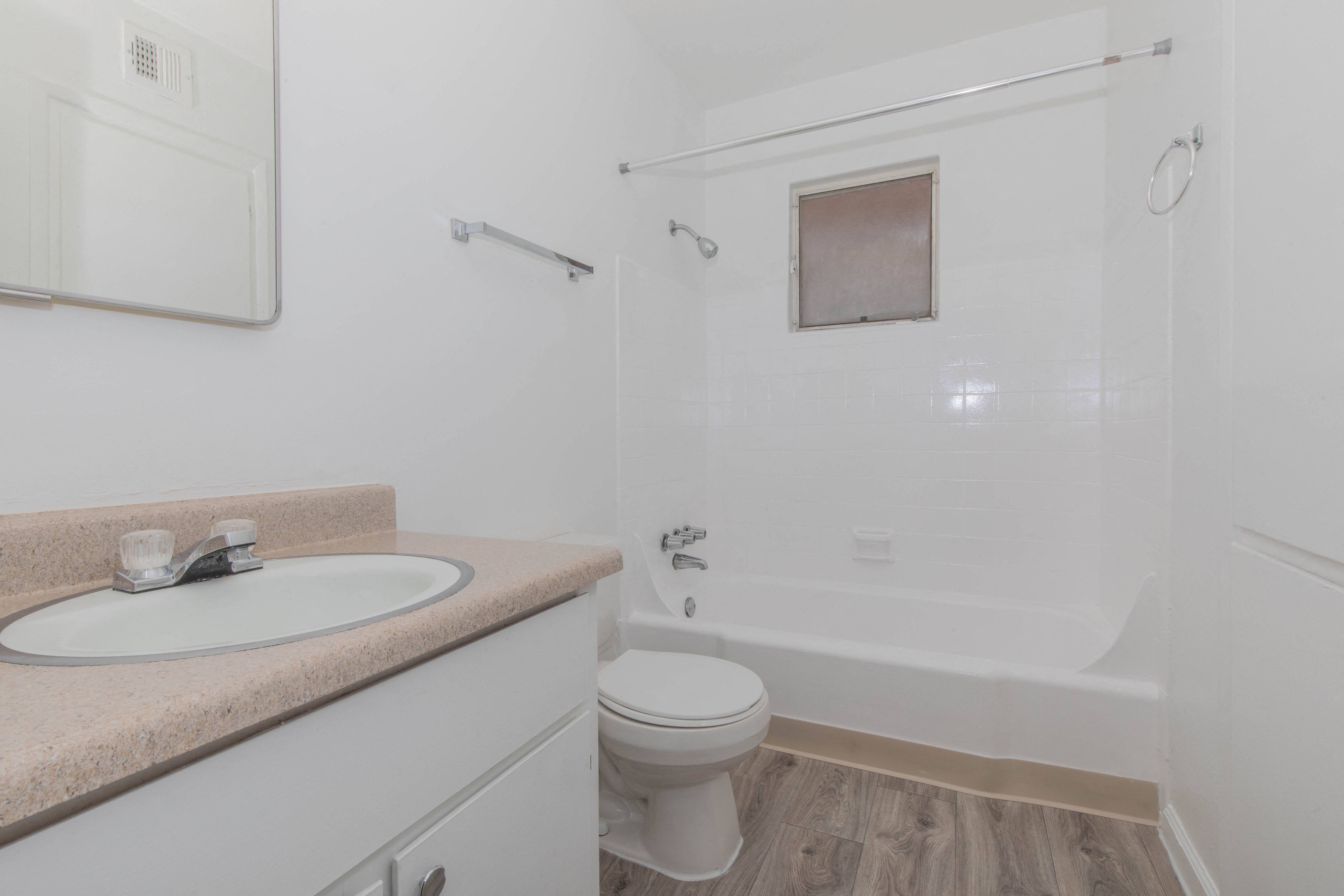 Country Club Apartments Image 15