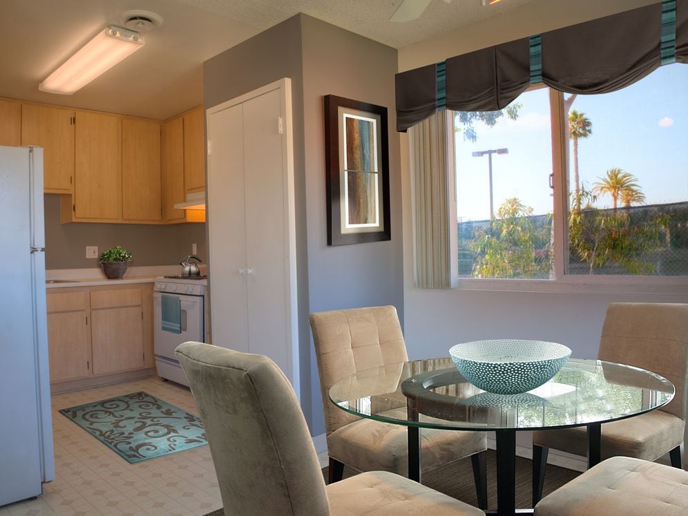 Classic Package I kitchen and dining area