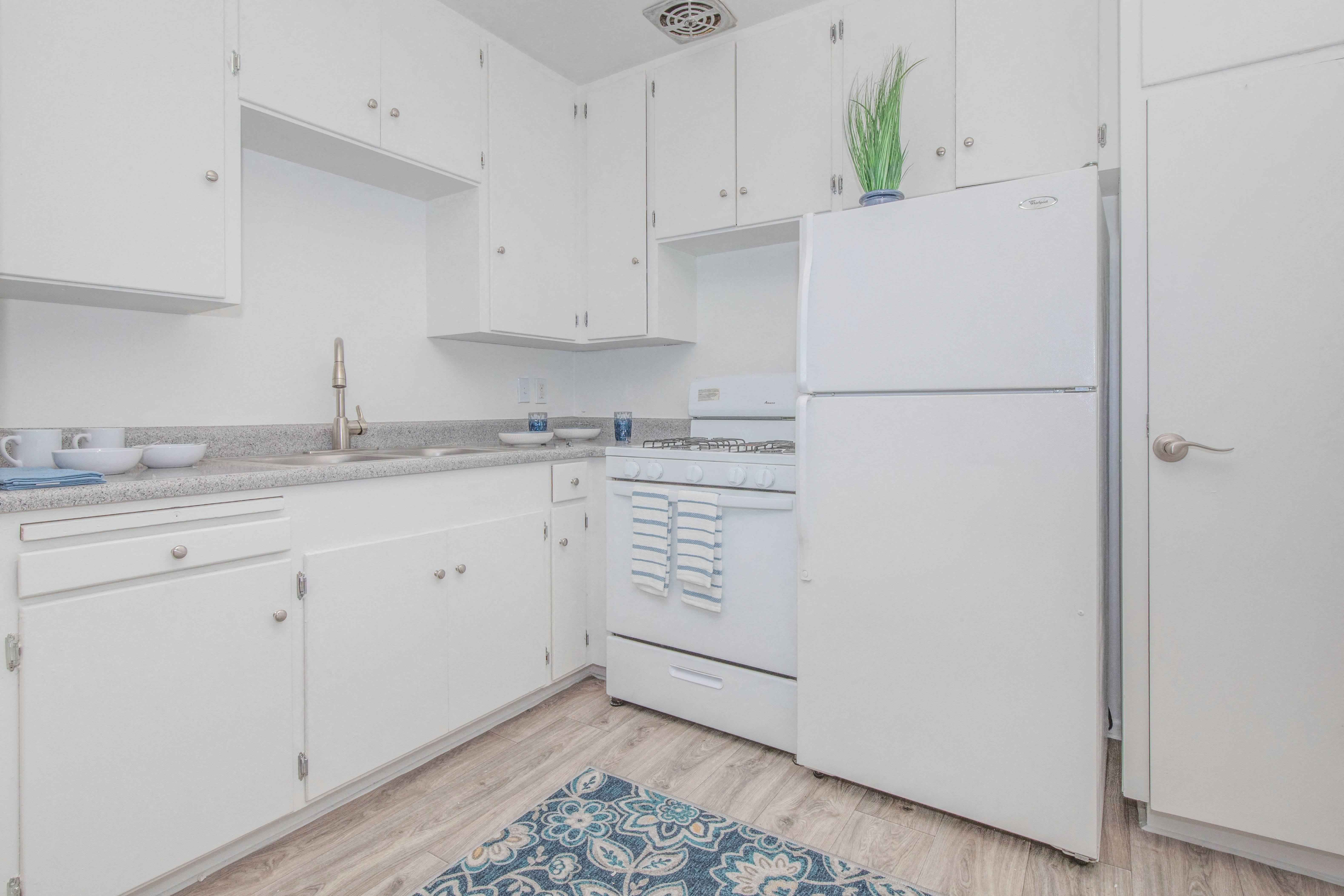 Country Club Apartments Image 3
