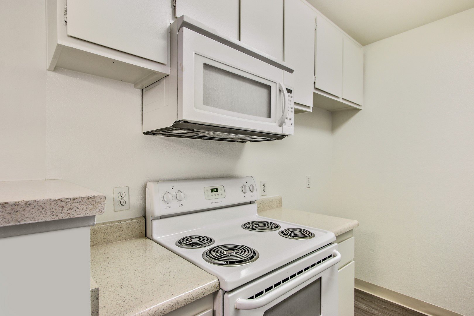 Zelzah Court Apartments Image 20