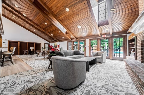 Hunt Club Apartments Image 3