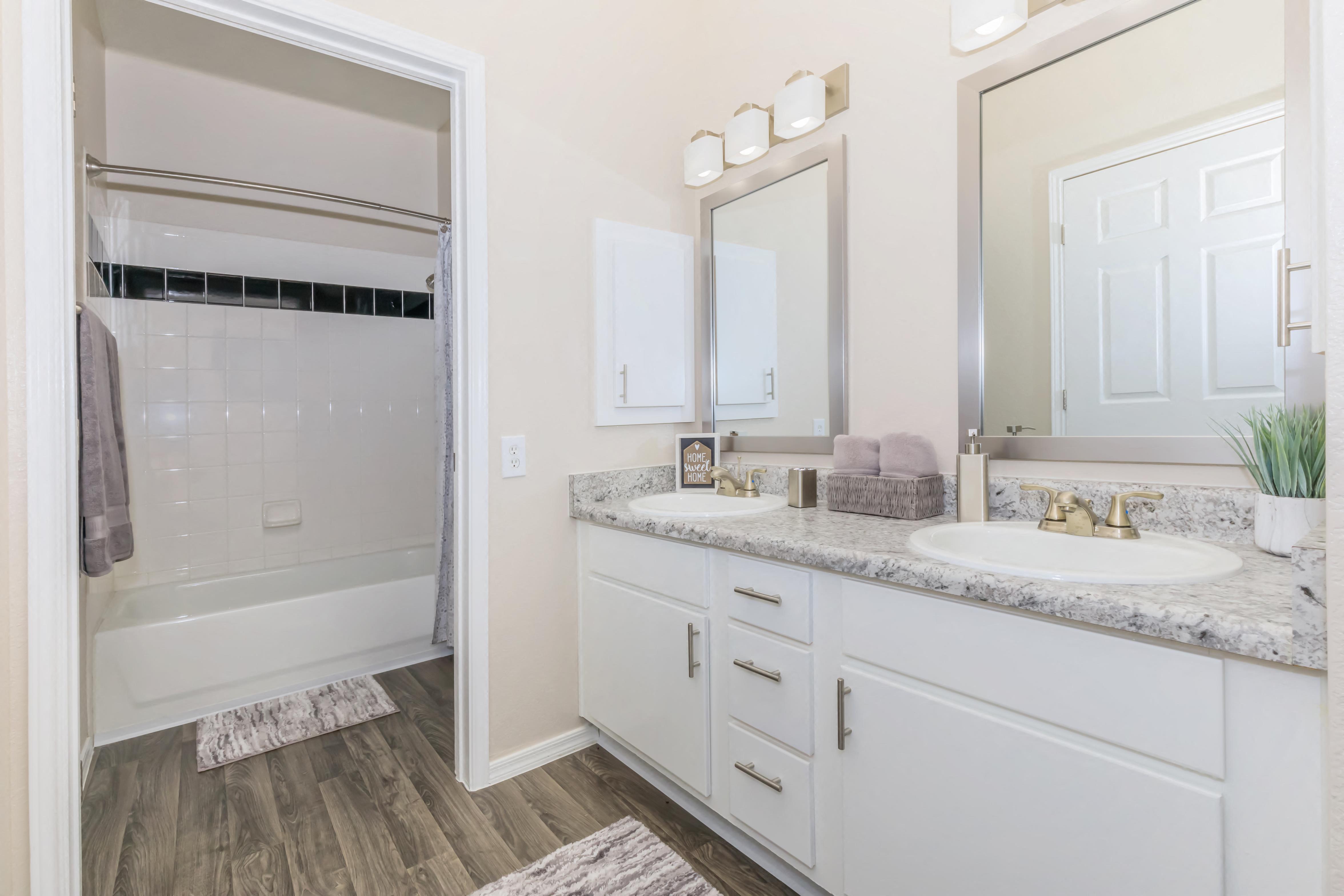 Riverwalk Luxury Apartments Image 9
