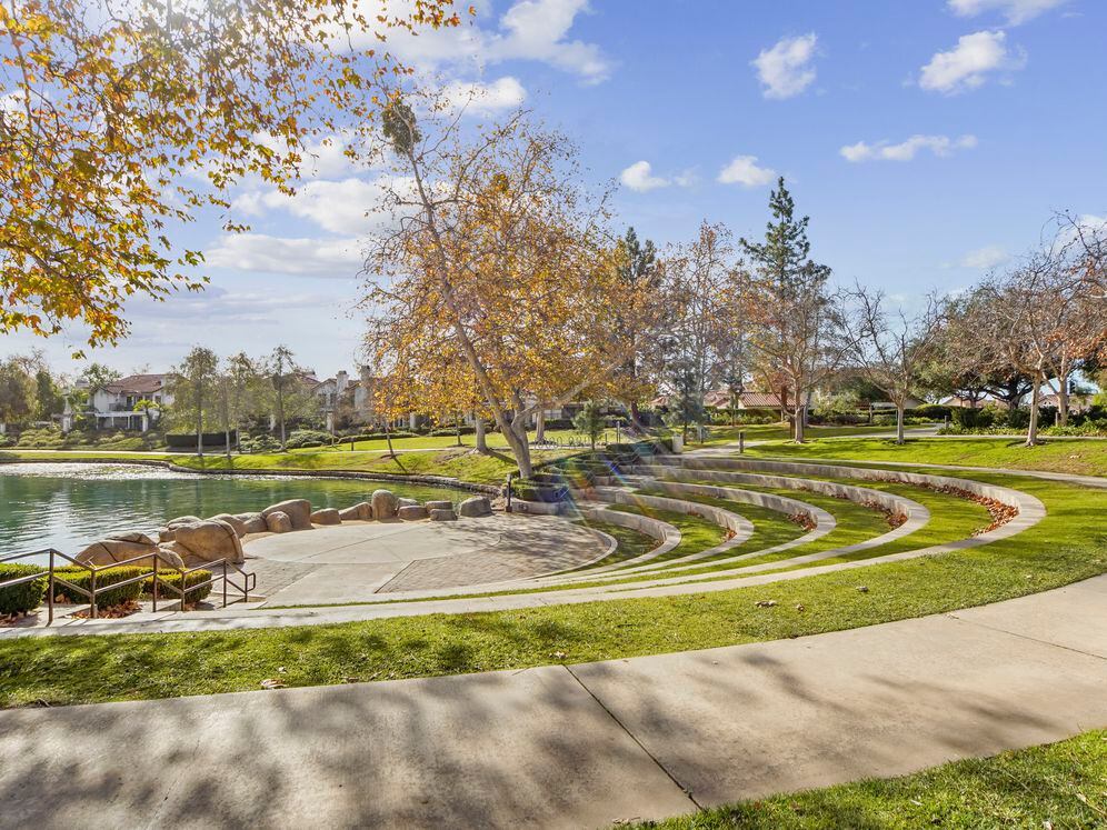 Local amphitheaters include Central Park Amphitheater and Lakeshore Amphitheater