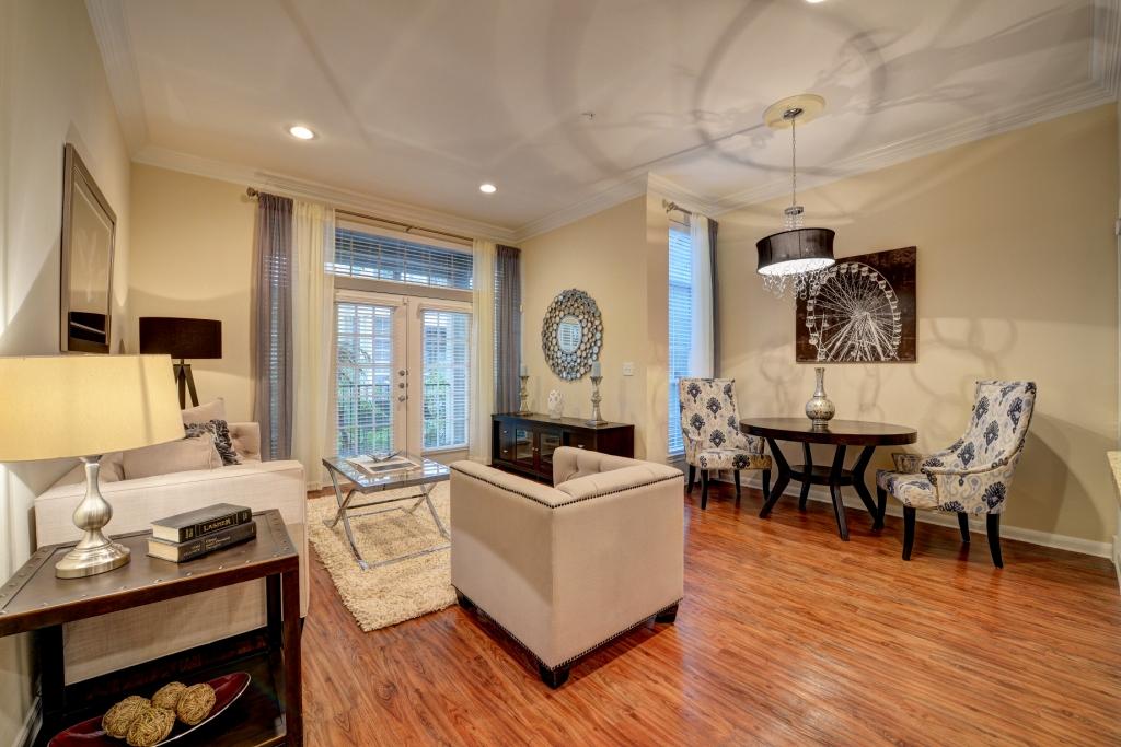 The Left Bank River Oaks Image 9