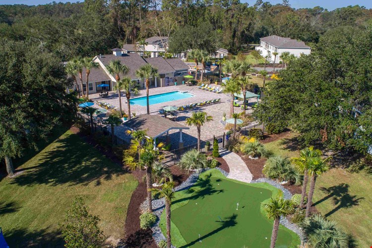 Lanier Landing features plenty of resort-style outdoor amenities for an immersive blend of community enjoyment.