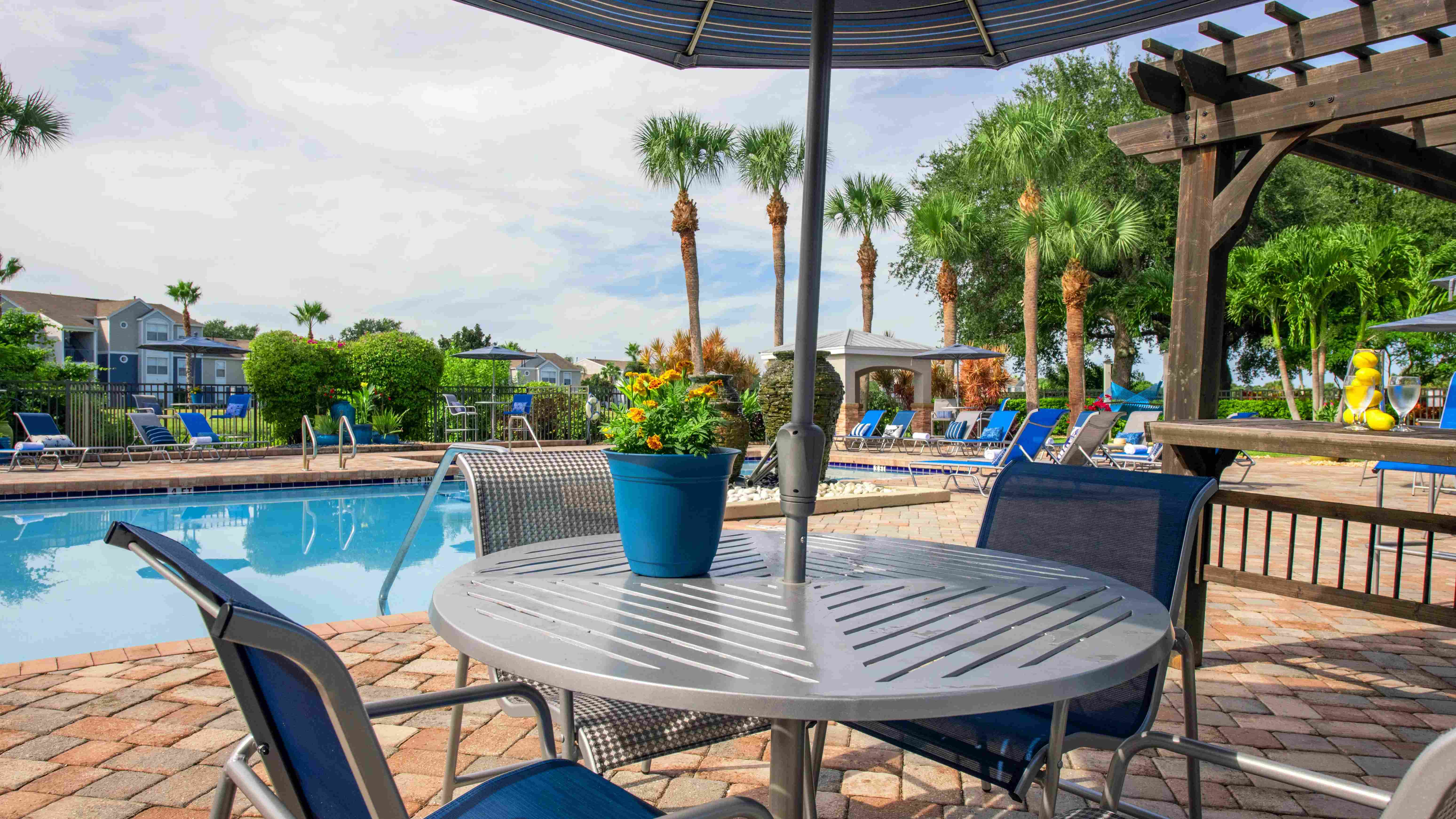 Savor a leisurely meal or refreshment at our poolside tables, with stunning views of the Harbor City Golf Course.