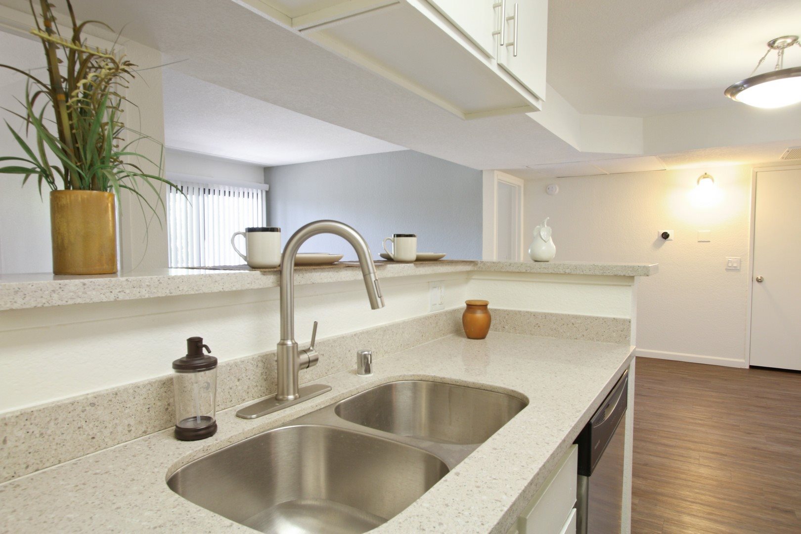 Zelzah Court Apartments Image 39