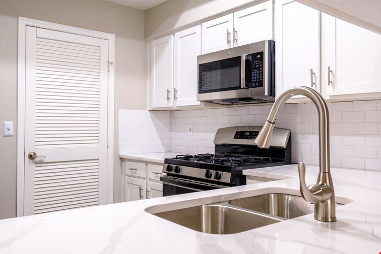 The Residence at Christopher Wren Apartments Image 4